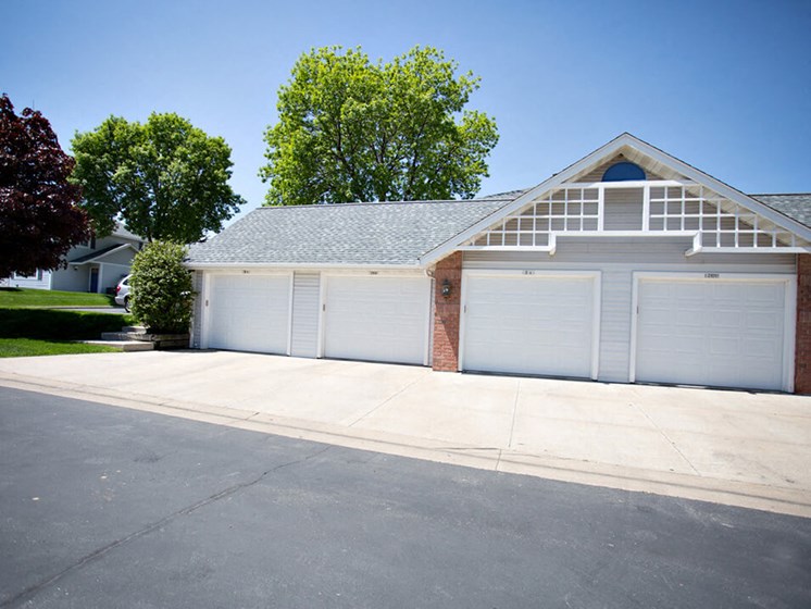 garages included in rent at Rochester Townhome